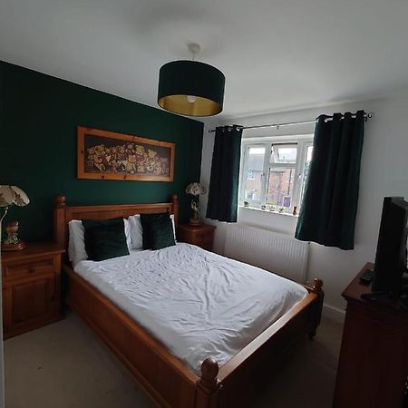 Lovely Rooms In A Quiet Place Of Γουόκινγκ Εξωτερικό φωτογραφία