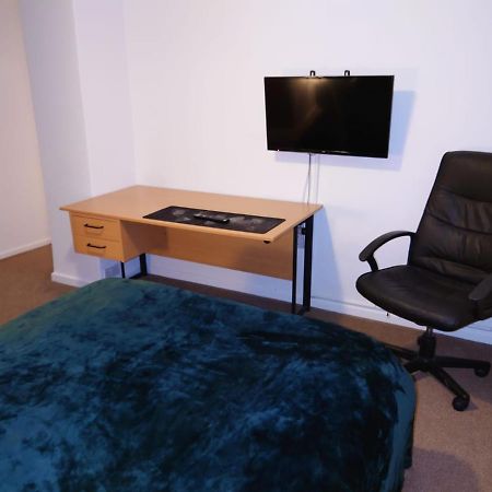 Lovely Rooms In A Quiet Place Of Γουόκινγκ Εξωτερικό φωτογραφία