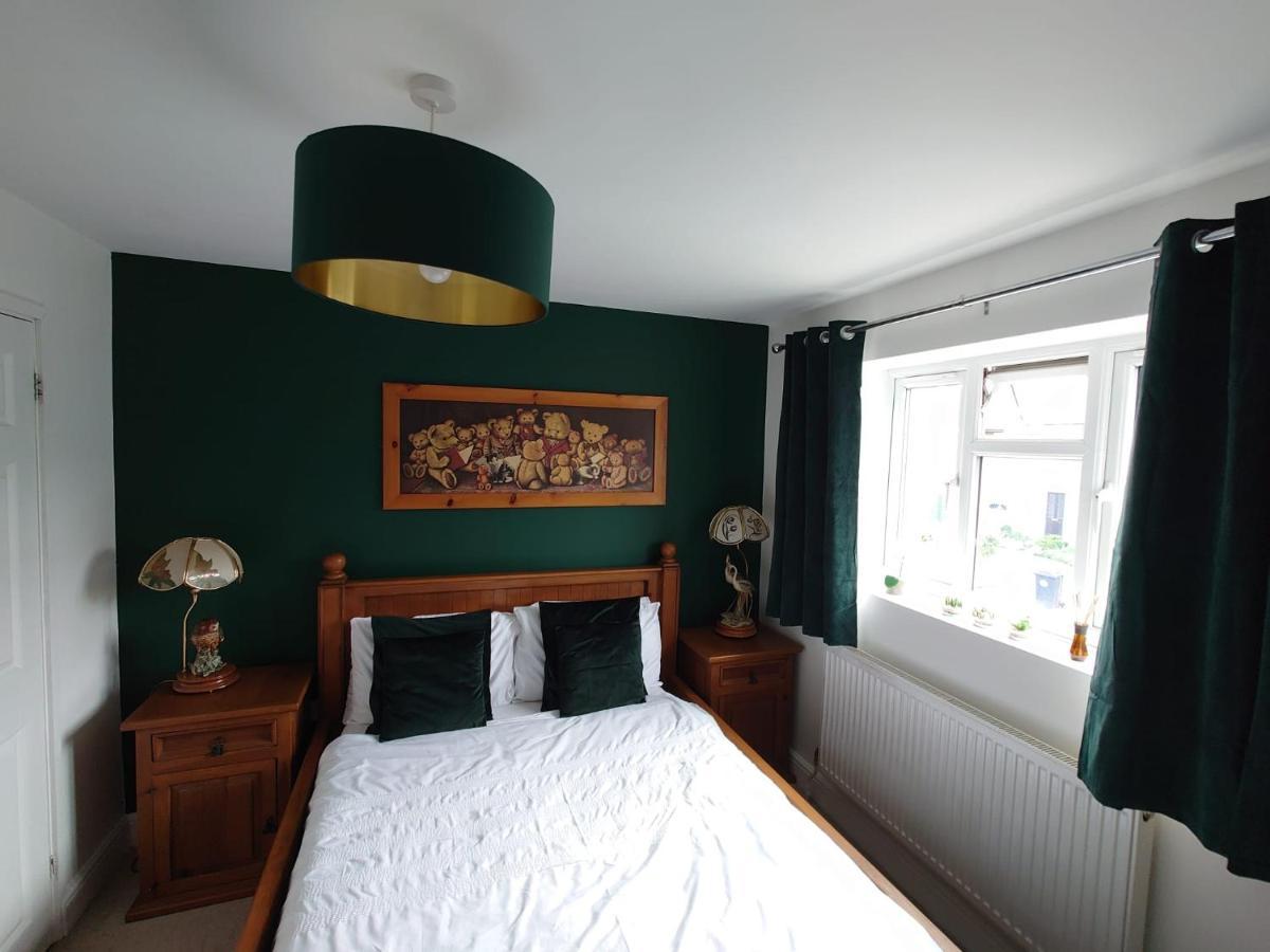 Lovely Rooms In A Quiet Place Of Γουόκινγκ Εξωτερικό φωτογραφία