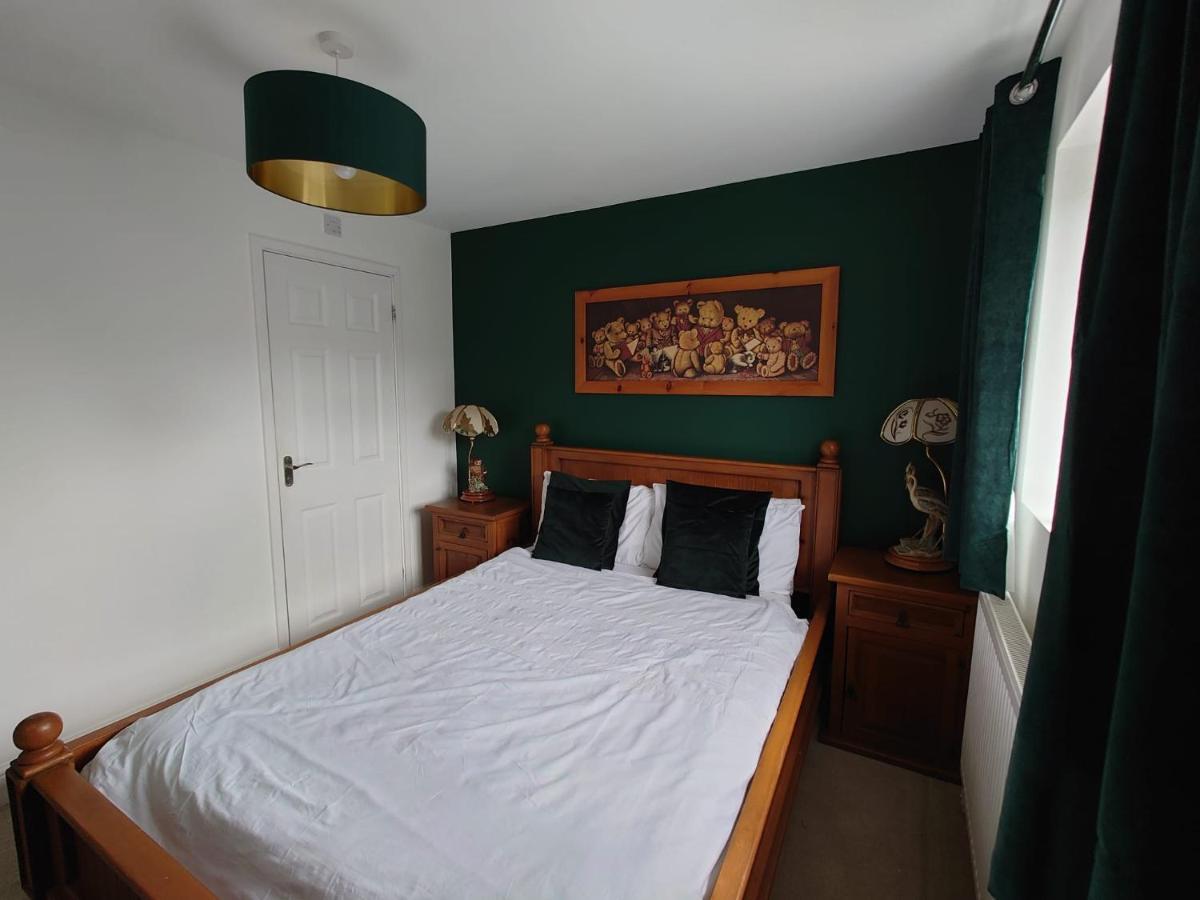 Lovely Rooms In A Quiet Place Of Γουόκινγκ Εξωτερικό φωτογραφία