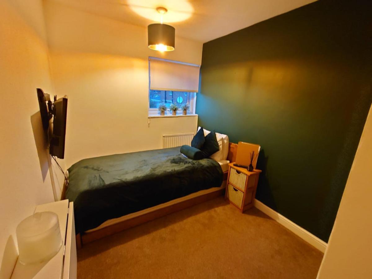 Lovely Rooms In A Quiet Place Of Γουόκινγκ Εξωτερικό φωτογραφία