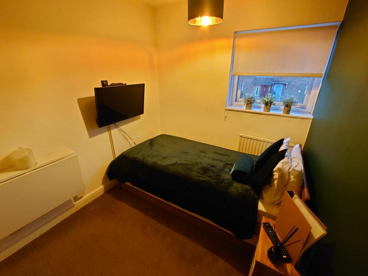 Lovely Rooms In A Quiet Place Of Γουόκινγκ Εξωτερικό φωτογραφία