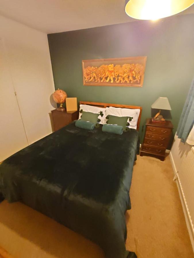 Lovely Rooms In A Quiet Place Of Γουόκινγκ Εξωτερικό φωτογραφία