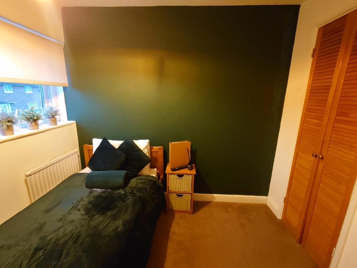 Lovely Rooms In A Quiet Place Of Γουόκινγκ Εξωτερικό φωτογραφία
