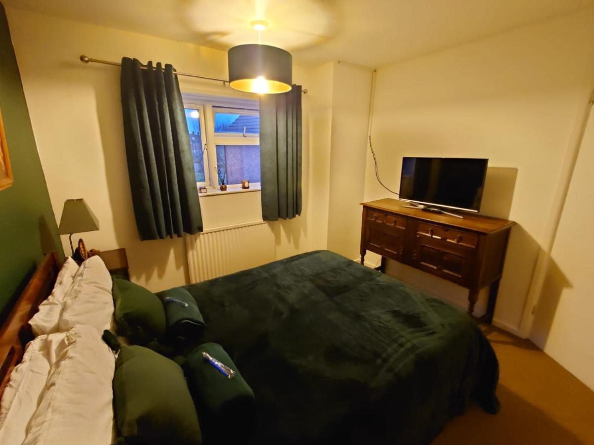 Lovely Rooms In A Quiet Place Of Γουόκινγκ Εξωτερικό φωτογραφία