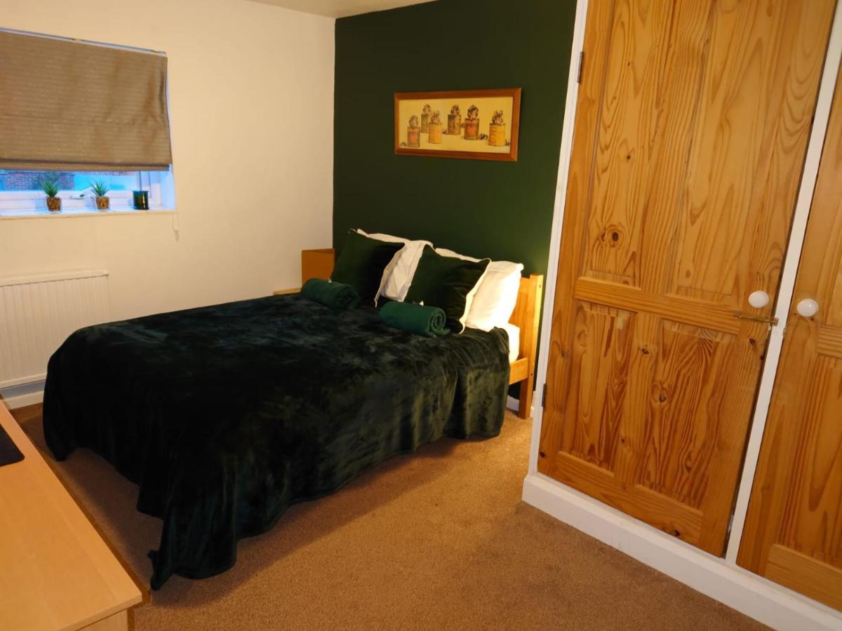 Lovely Rooms In A Quiet Place Of Γουόκινγκ Εξωτερικό φωτογραφία