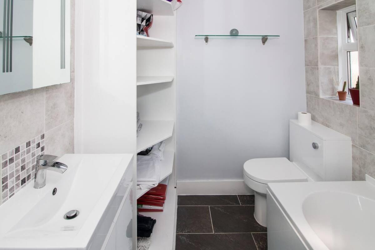 Lovely Rooms In A Quiet Place Of Γουόκινγκ Εξωτερικό φωτογραφία