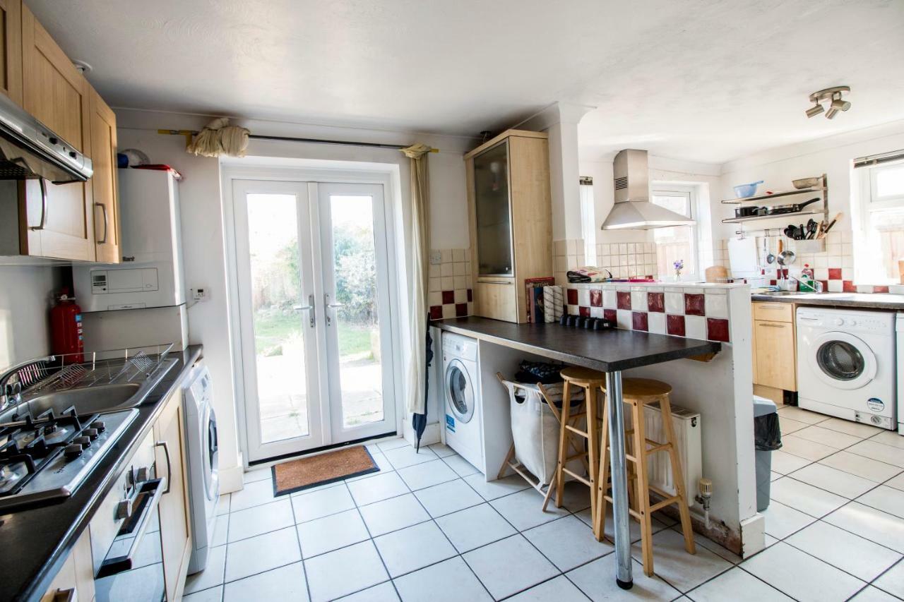Lovely Rooms In A Quiet Place Of Γουόκινγκ Εξωτερικό φωτογραφία
